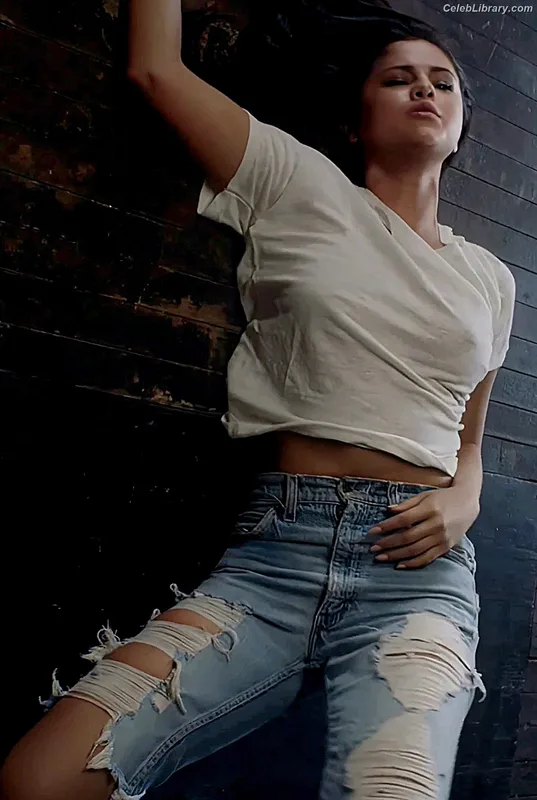 Selena Gomez photo 6 of 3523