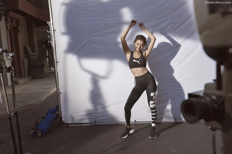 Selena Gomez photo 9 of 3523