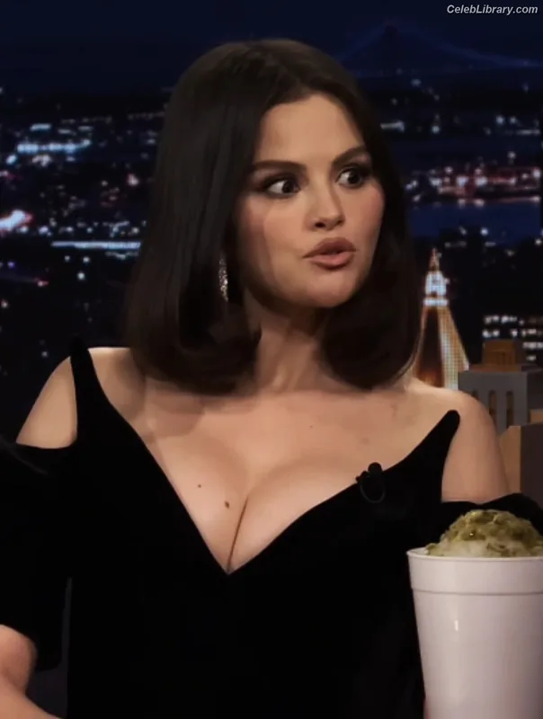 Selena Gomez photo 19 of 3523