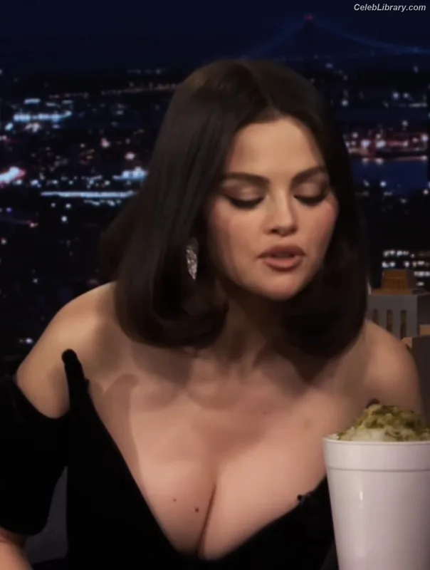 Selena Gomez photo 20 of 3523