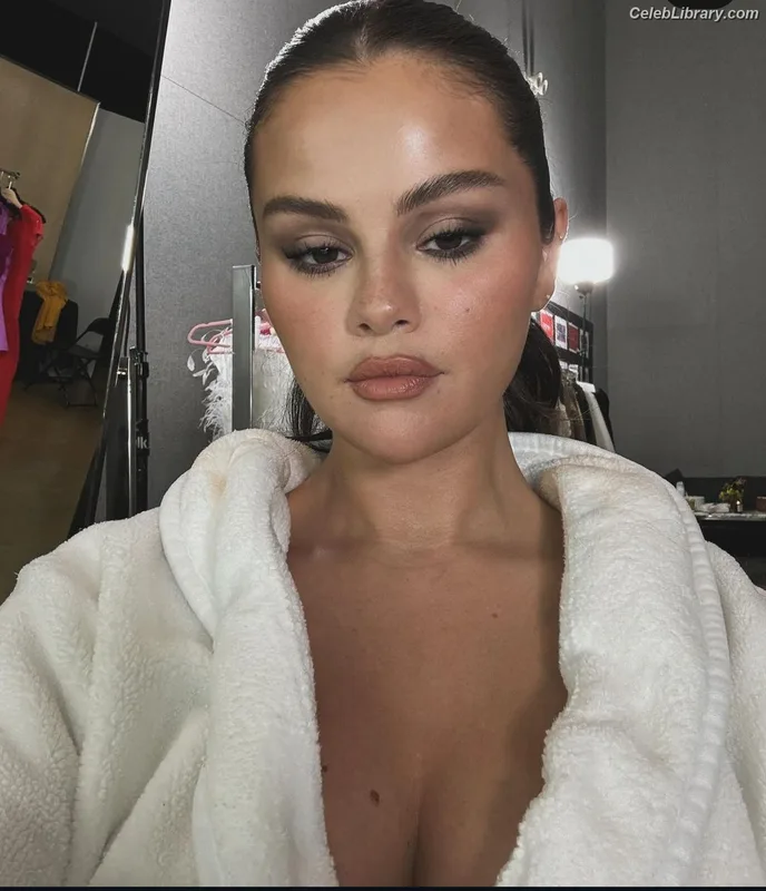 Selena Gomez photo 5 of 3523
