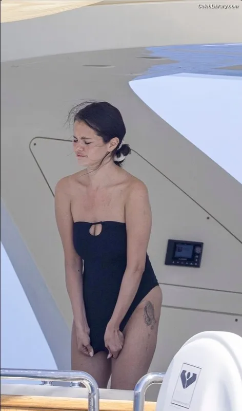 Selena Gomez photo 12 of 3523