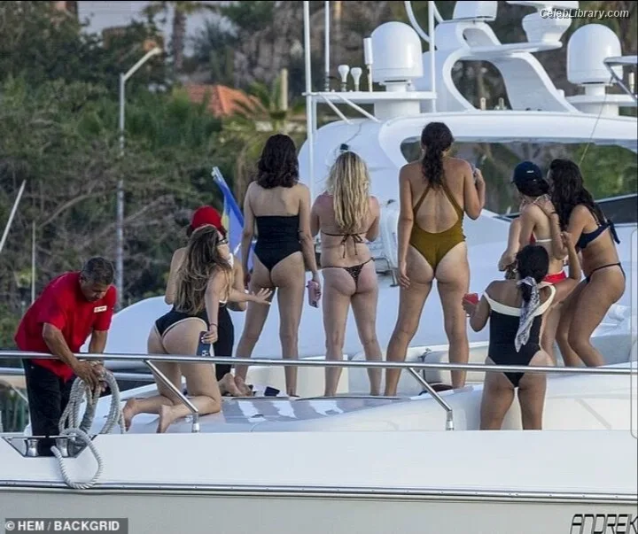 Selena Gomez photo 14 of 3523