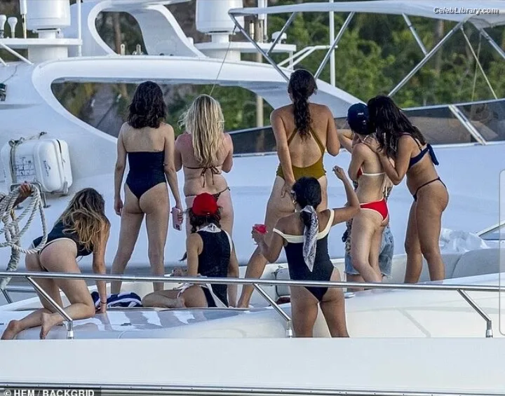 Selena Gomez photo 16 of 3523