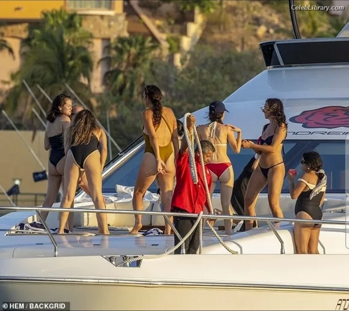 Selena Gomez photo 17 of 3523