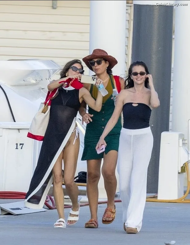 Selena Gomez photo 18 of 3523