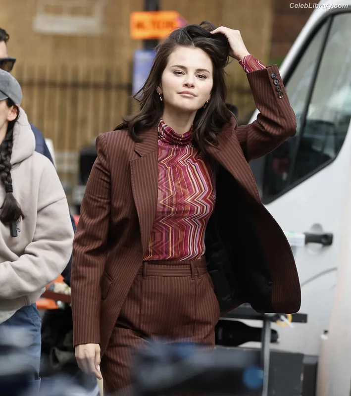 Selena Gomez photo 2 of 3523