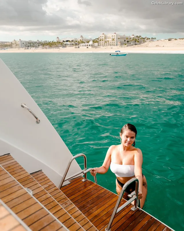 Selena Gomez photo 5 of 3523
