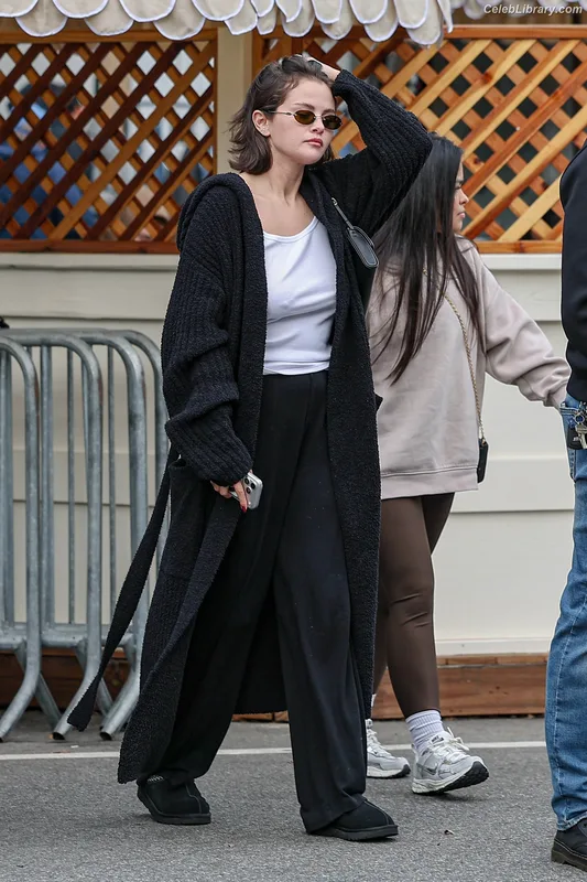 Selena Gomez photo 12 of 3523