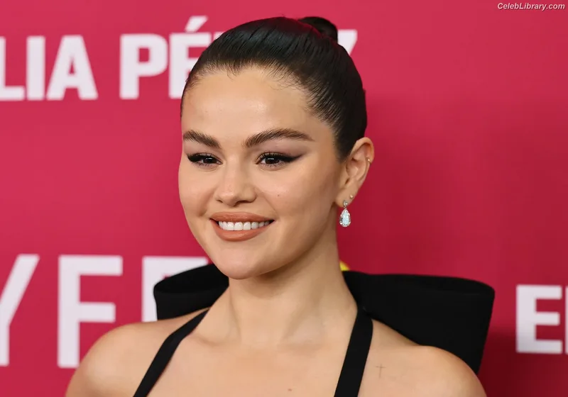 Selena Gomez photo 14 of 3523