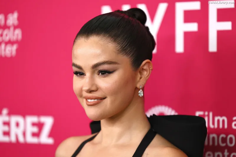 Selena Gomez photo 21 of 3523