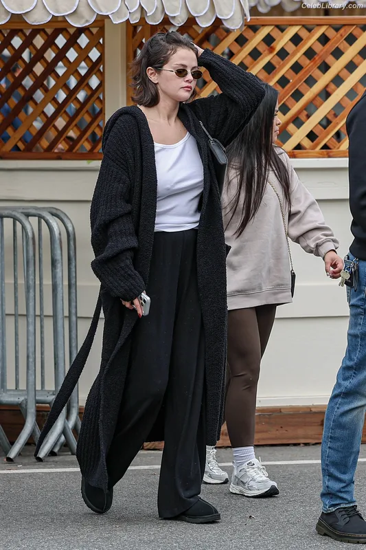 Selena Gomez photo 23 of 3523