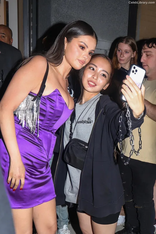 Selena Gomez photo 24 of 3523