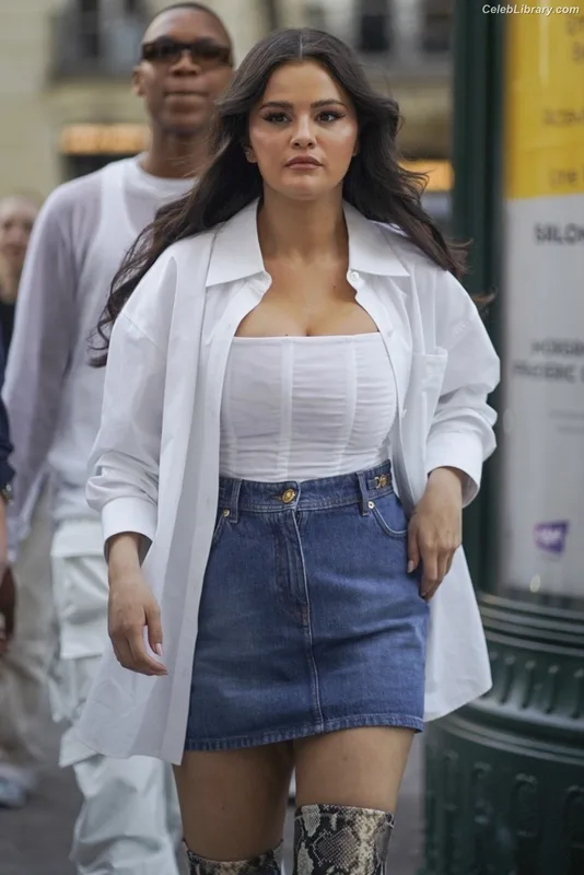 Selena Gomez photo 3 of 3523