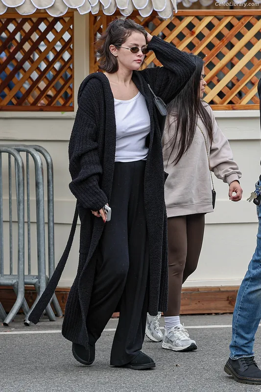 Selena Gomez photo 5 of 3523