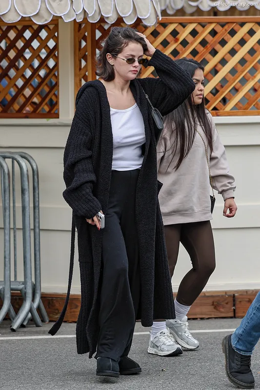 Selena Gomez photo 13 of 3523