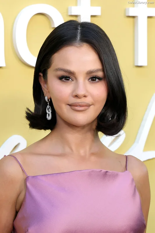 Selena Gomez photo 15 of 3523