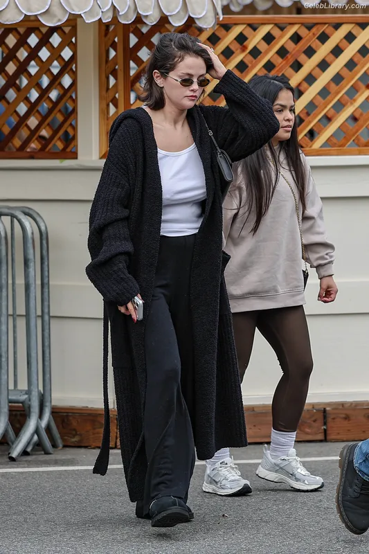 Selena Gomez photo 18 of 3523