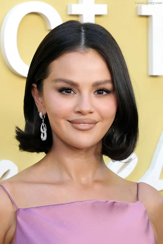 Selena Gomez photo 19 of 3523