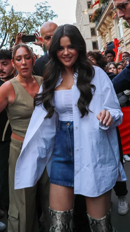 Selena Gomez photo 21 of 3523