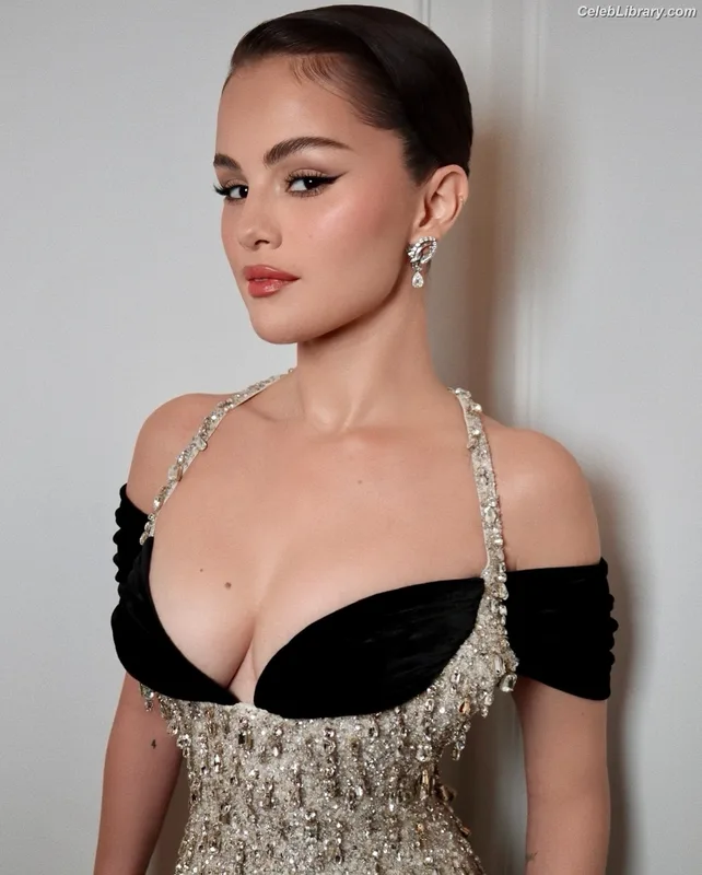 Selena Gomez photo 24 of 3523