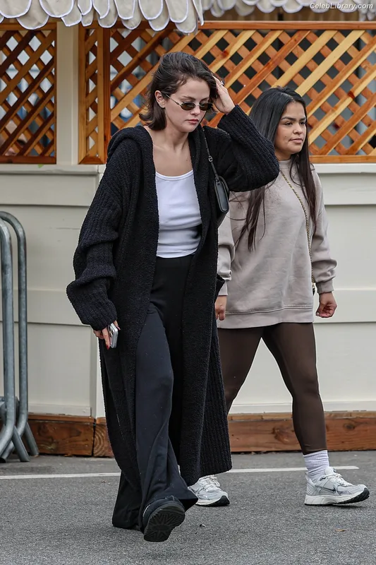 Selena Gomez photo 3 of 3523