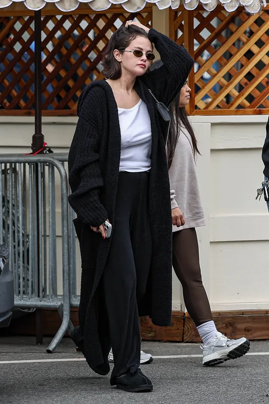 Selena Gomez photo 5 of 3523