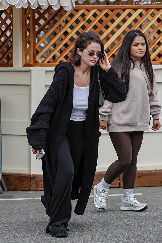Selena Gomez photo 13 of 3523