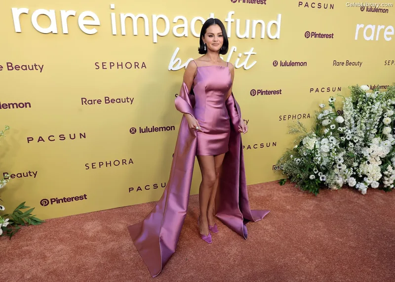Selena Gomez photo 24 of 3523
