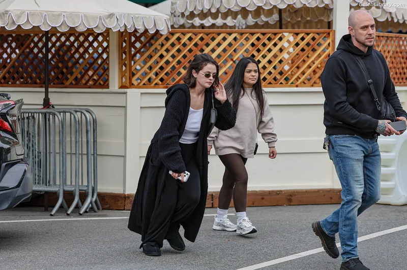 Selena Gomez photo 1 of 3523