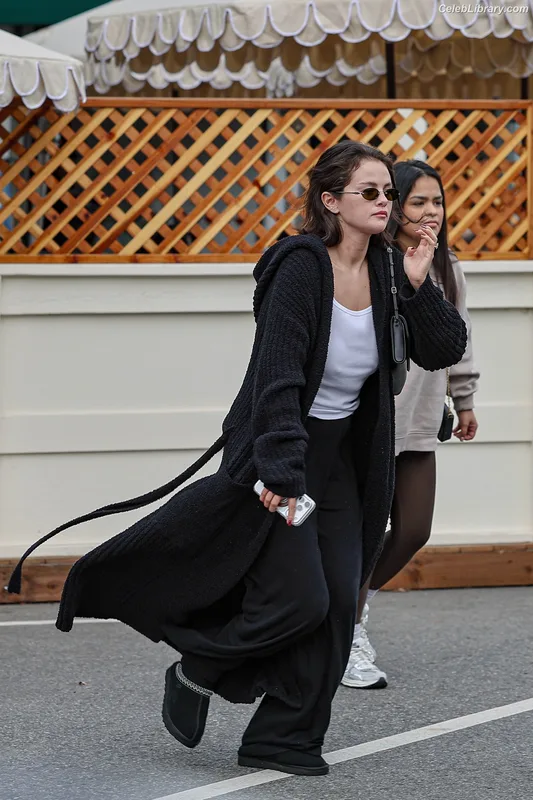 Selena Gomez photo 14 of 3523