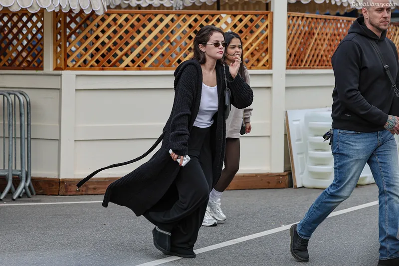 Selena Gomez photo 19 of 3523