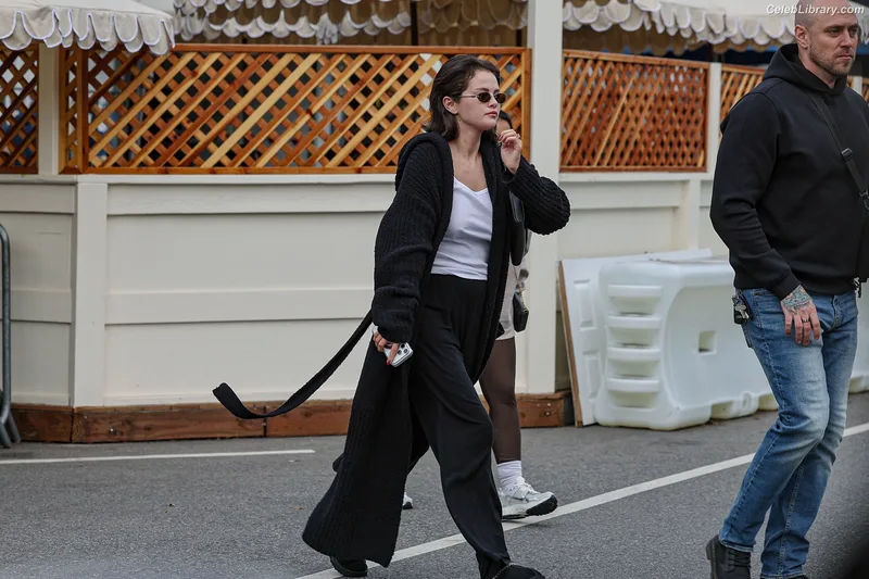 Selena Gomez photo 7 of 3523