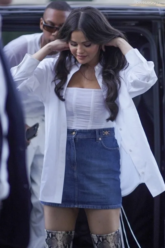 Selena Gomez photo 17 of 3523