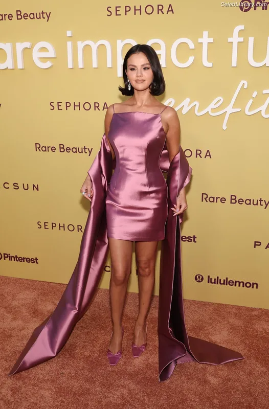 Selena Gomez photo 21 of 3523