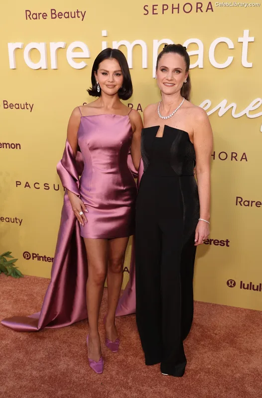 Selena Gomez photo 10 of 3523
