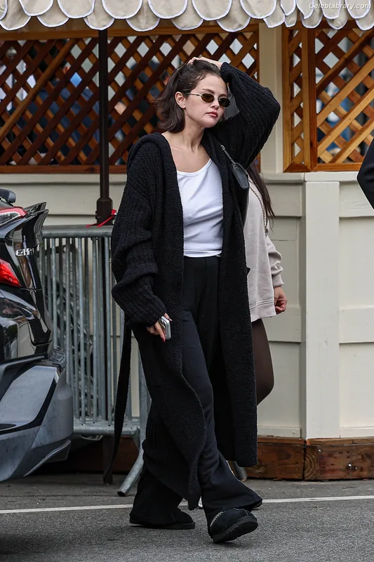 Selena Gomez photo 17 of 3523