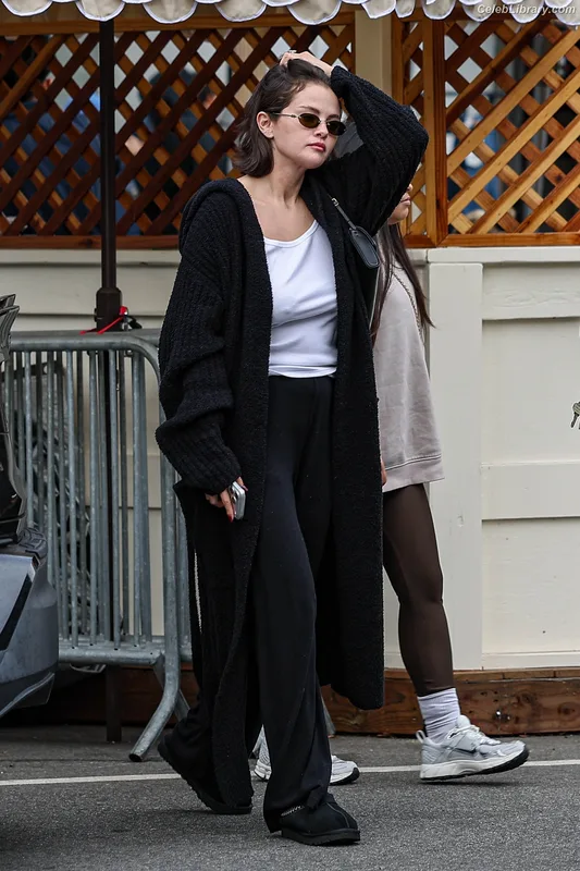 Selena Gomez photo 6 of 3523
