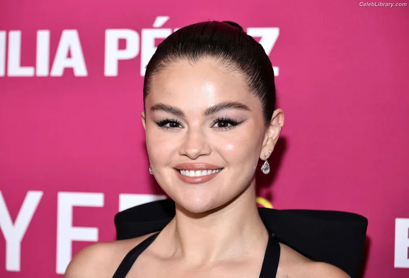 Selena Gomez photo 13 of 3523