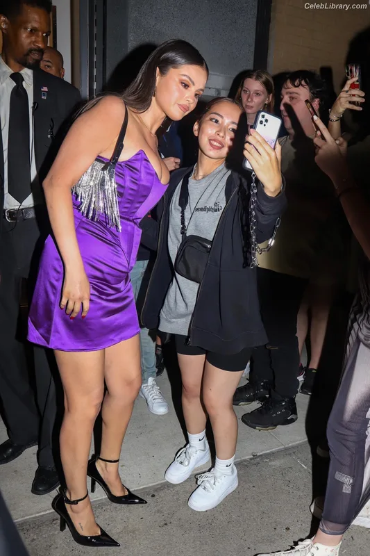 Selena Gomez photo 16 of 3523