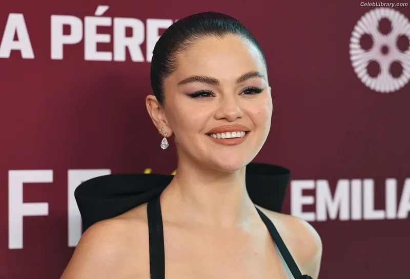 Selena Gomez photo 21 of 3523
