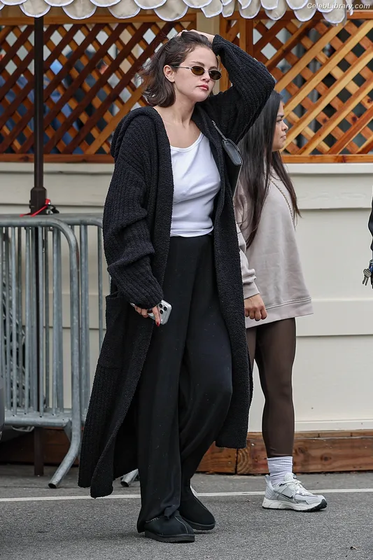 Selena Gomez photo 24 of 3523