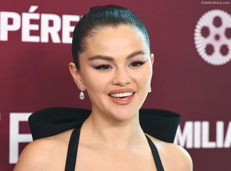 Selena Gomez photo 2 of 3523