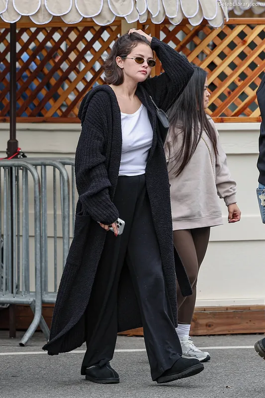 Selena Gomez photo 6 of 3523
