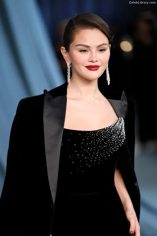 Selena Gomez photo 8 of 3523