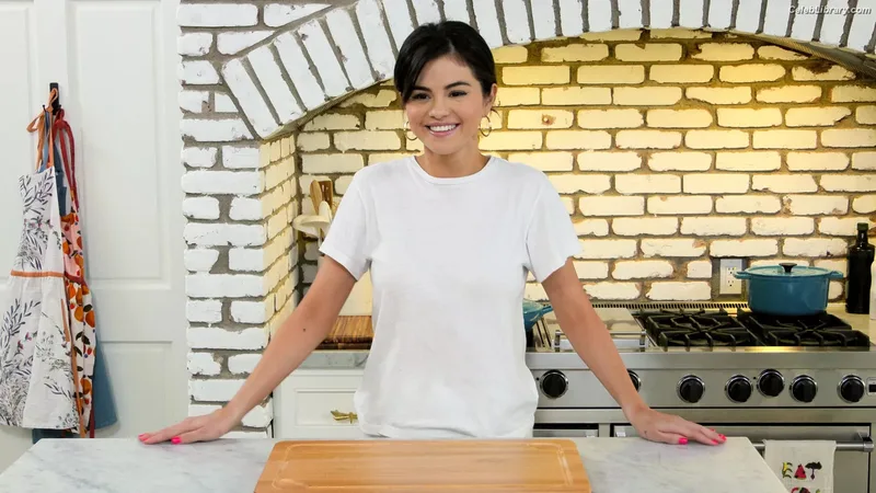 Selena Gomez photo 9 of 3523
