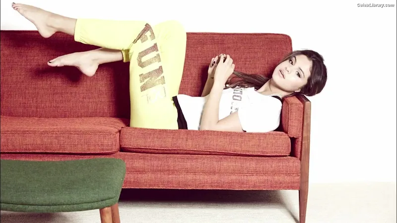 Selena Gomez photo 15 of 3523