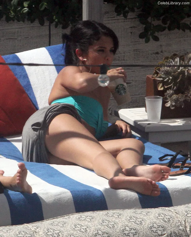 Selena Gomez photo 24 of 3523