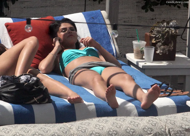Selena Gomez photo 1 of 3523