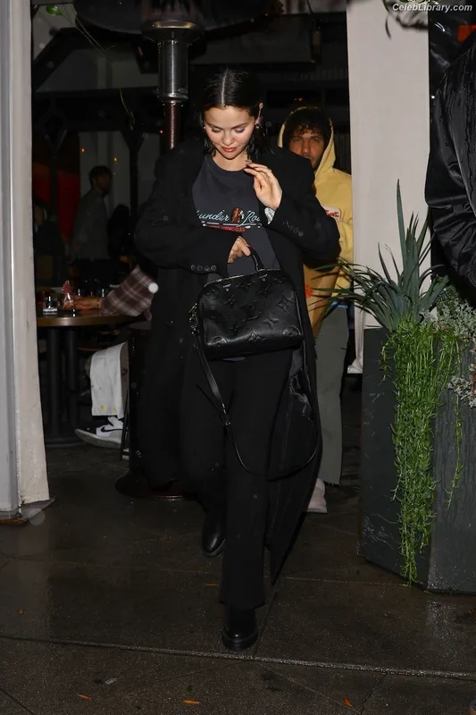 Selena Gomez photo 16 of 3523